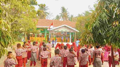 H. Kaimuddin Pimpin Upacara Sumpah Pemuda di SDN 18 Bababulo, Tekankan 7 Nilai Kebangsaan.